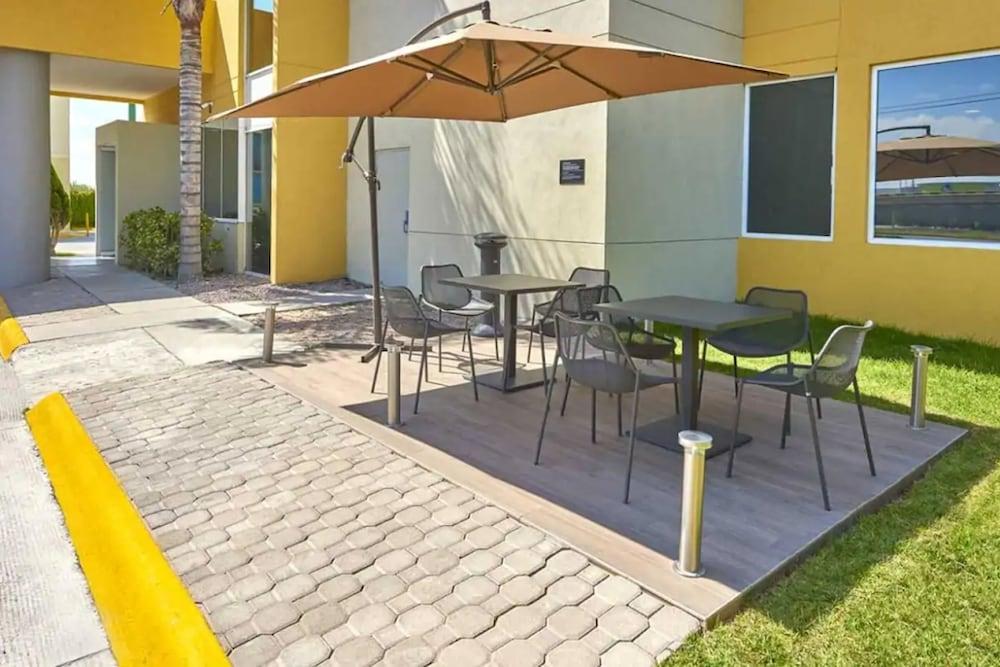 City Express By Marriott Cancun Exterior photo