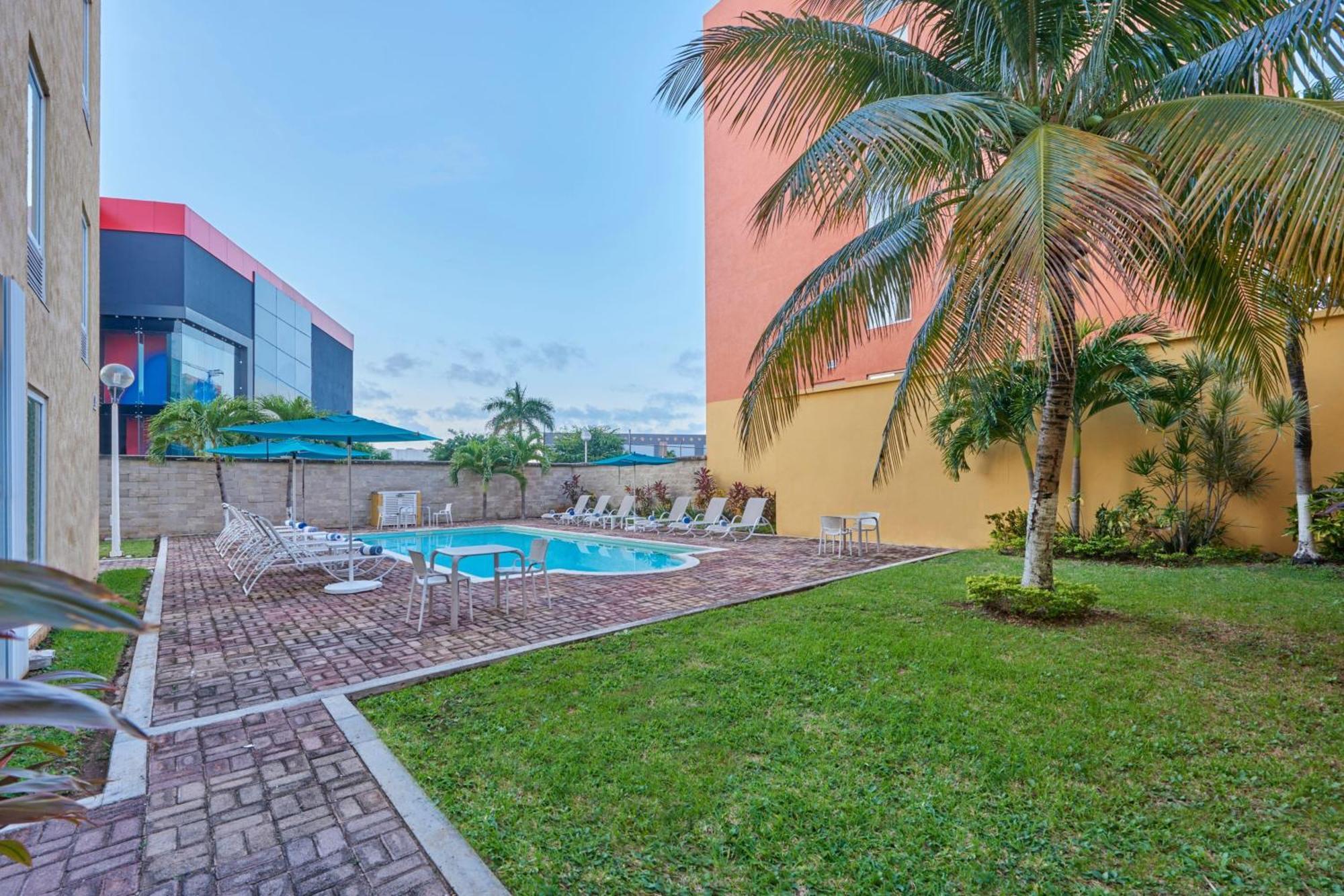 City Express By Marriott Cancun Exterior photo