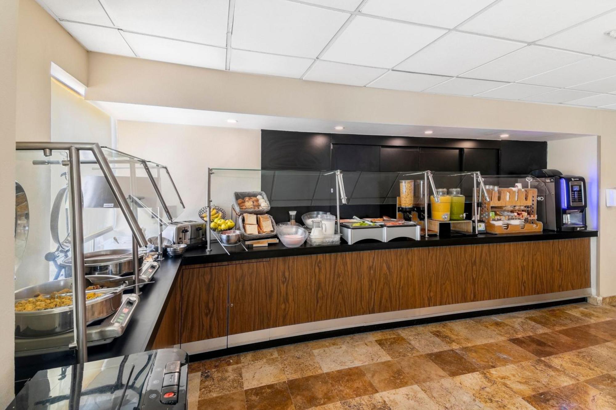 City Express By Marriott Cancun Exterior photo