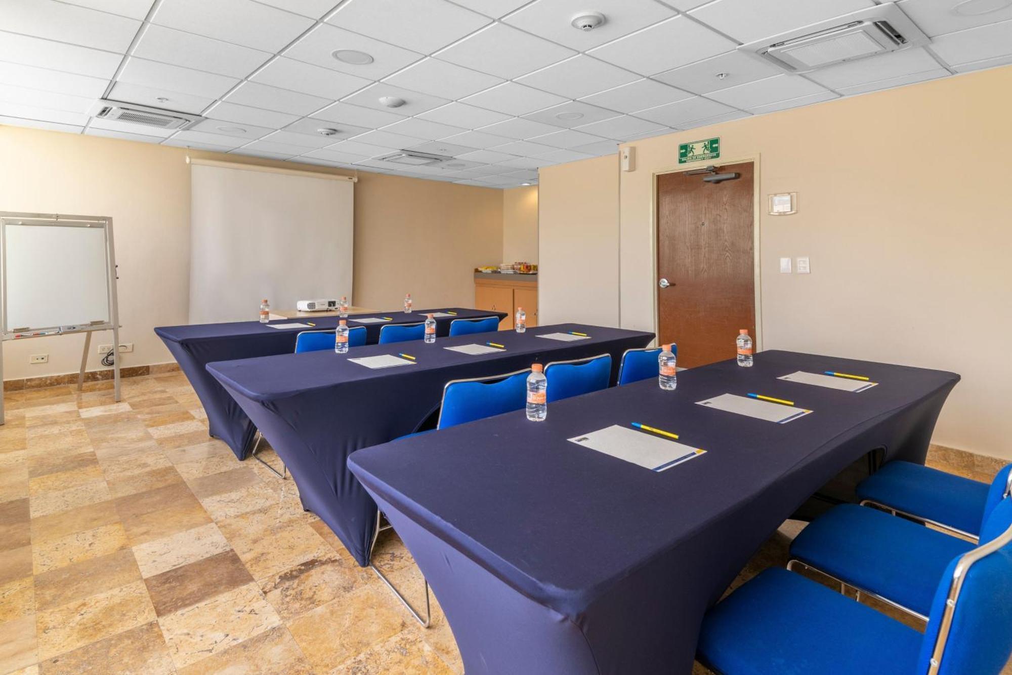 City Express By Marriott Cancun Exterior photo