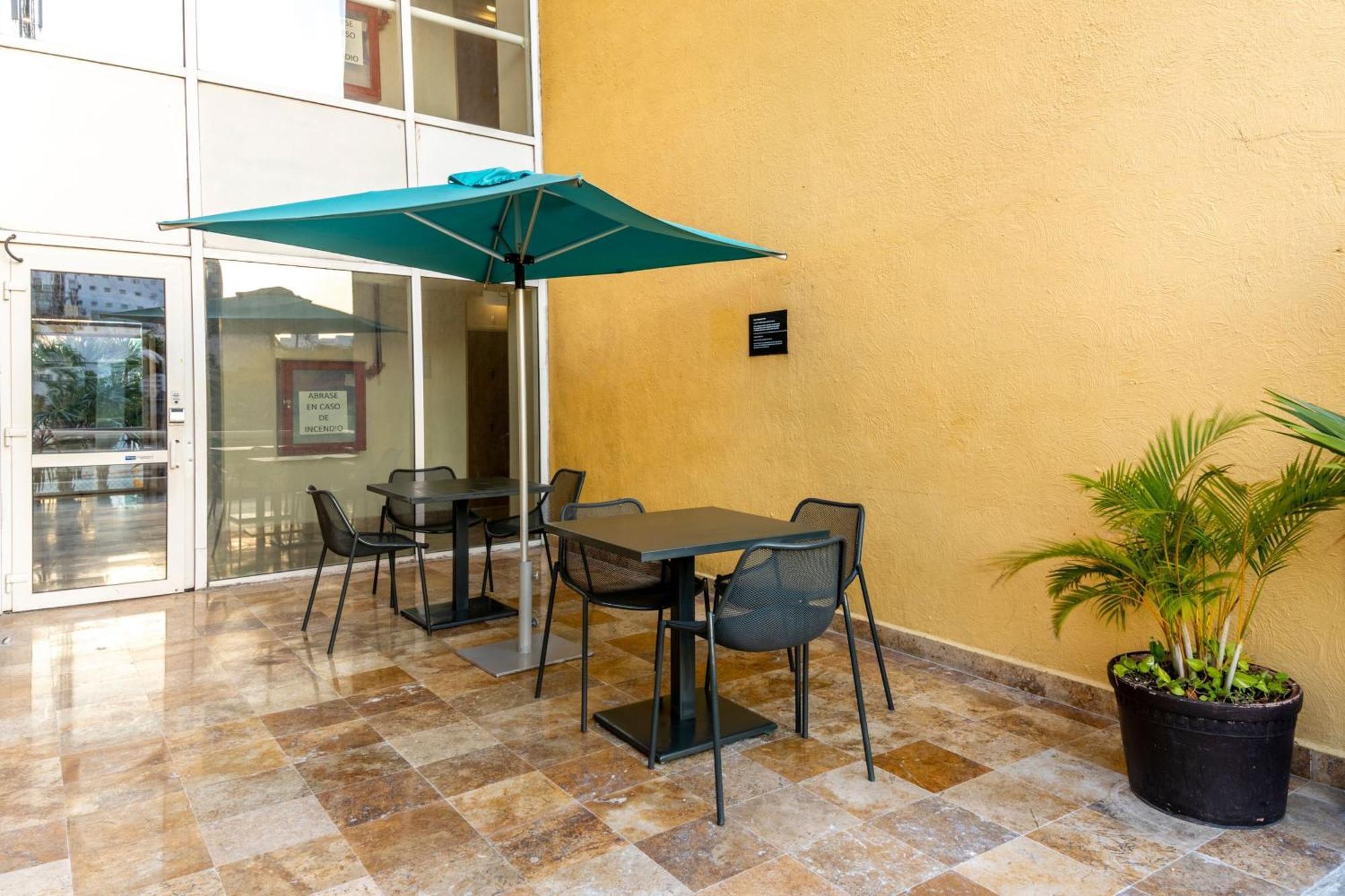 City Express By Marriott Cancun Exterior photo