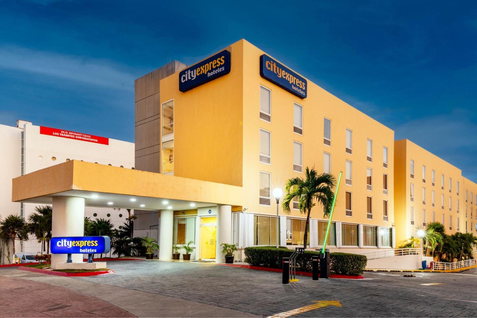 City Express By Marriott Cancun Exterior photo
